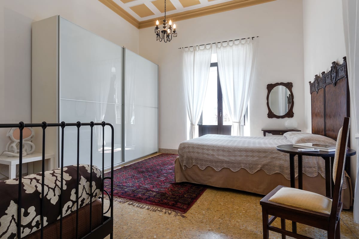 2 Schlafzimmer, Schreibtisch, schallisolierte Zimmer