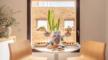 Melayani sarapan, makan siang, makan malam; sajian masakan Mediterania