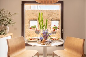 Se sirven desayunos, comidas, cenas y cocina mediterránea