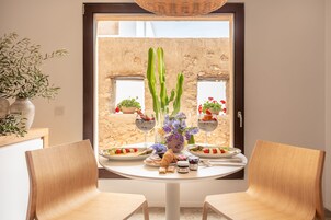 Se sirven desayunos, almuerzos y cenas; cocina mediterránea