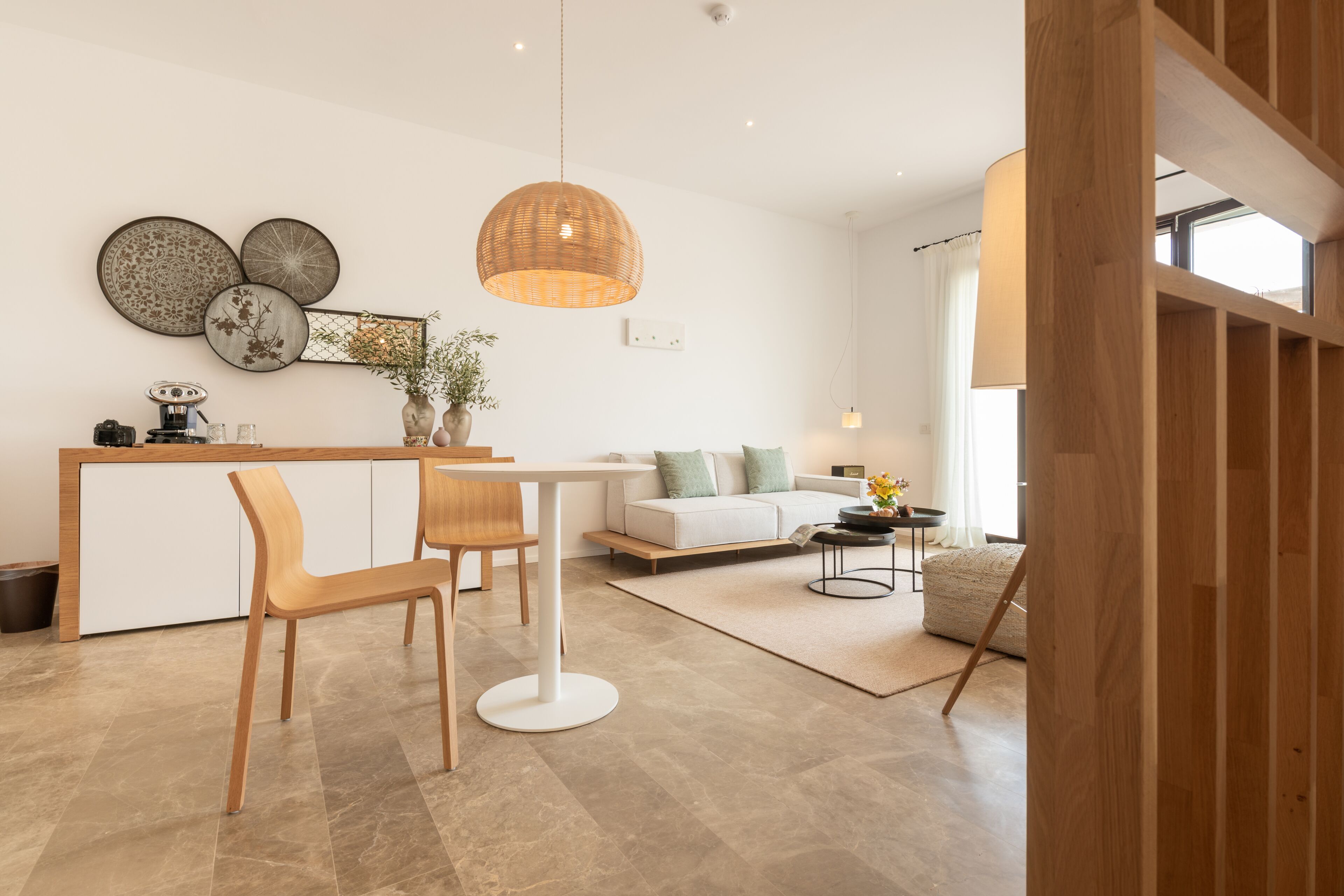 Un espace de vie moderne comprenant un coin repas, un canapé et une table basse.