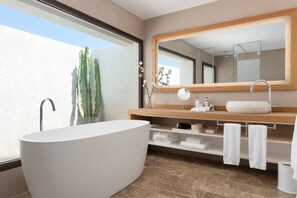 Suite Garden and Private Pool | Bathroom