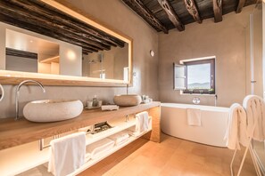 Grand-Suite, 1 Schlafzimmer | Badezimmer | Badewanne und Dusche (separat), Komfortbadewanne, Regendusche