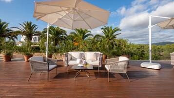 Piscine extérieure, parasols de plage, chaises longues