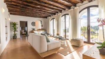 Suite Grand, 1 habitación | Área de sala de estar | Televisión LED de 49 pulgadas con canales digitales y televisión