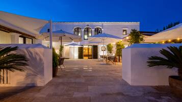 Fachada del alojamiento - Noche