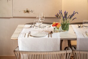 S'hi serveixen esmorzars, dinars, sopars i plats de cuina mediterrània 