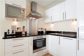 Studio Apartment | Private kitchen | Microwave, oven, stovetop, cookware/dishes/utensils - Chancery Lane Studios (London)