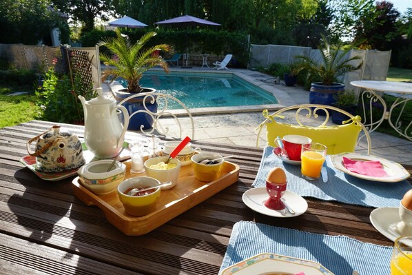 Dinner served, Regional cuisine - Villa Hanna chambres et table d'hôtes (Combas)