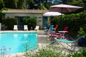 Outdoor pool, pool loungers - Villa Hanna chambres et table d'hôtes (Combas)
