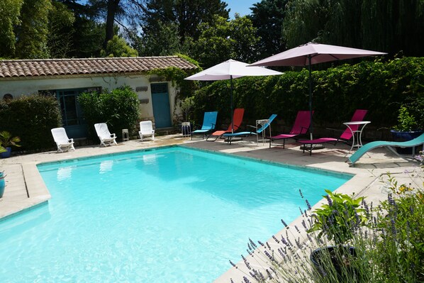 Outdoor pool, pool loungers - Villa Hanna chambres et table d'hôtes (Combas)
