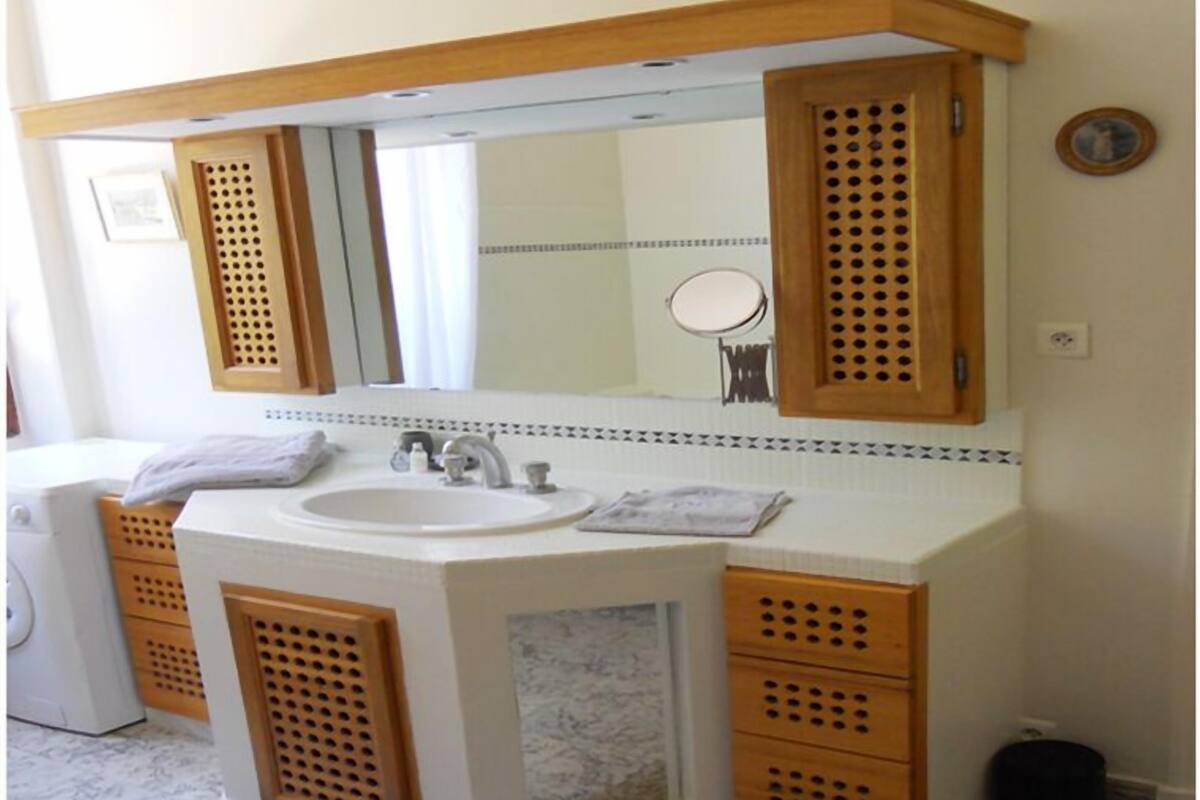 Suite Familiale, 2 chambres (Rose Tremiere) | Salle de bain | Douche, articles de toilette gratuits, sèche-cheveux
