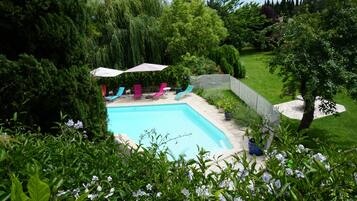 Kolam renang outdoor, dengan kursi berjemur