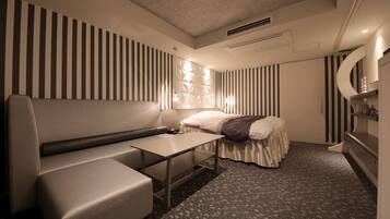 Deluxe dubbelrum - 1 kingsize-säng - icke-rökare | Duntäcken, värdeförvaringsskåp på rummet och individuell inredning