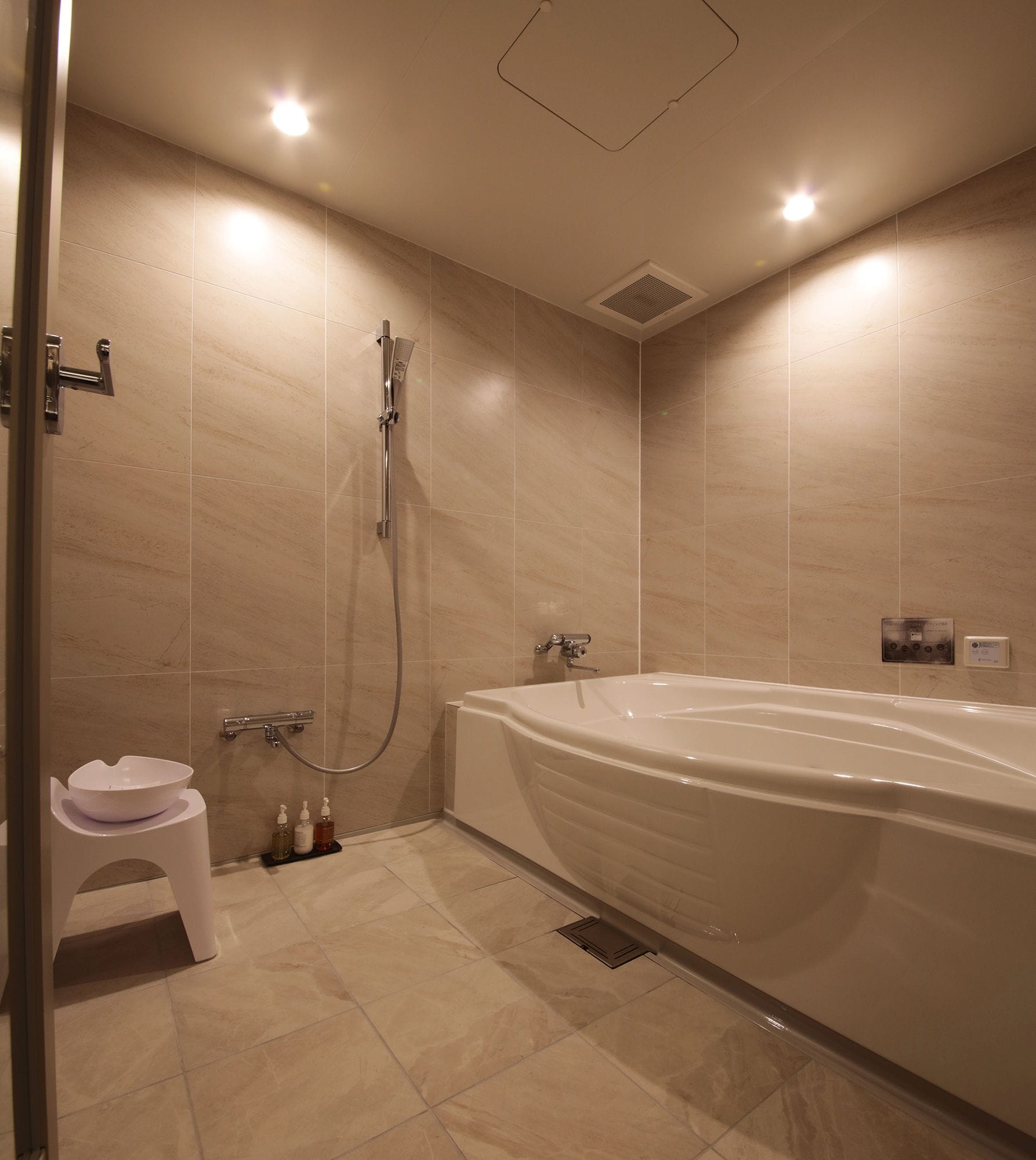 Ein modernes Badezimmer mit Badewanne, Dusche und Toilette.