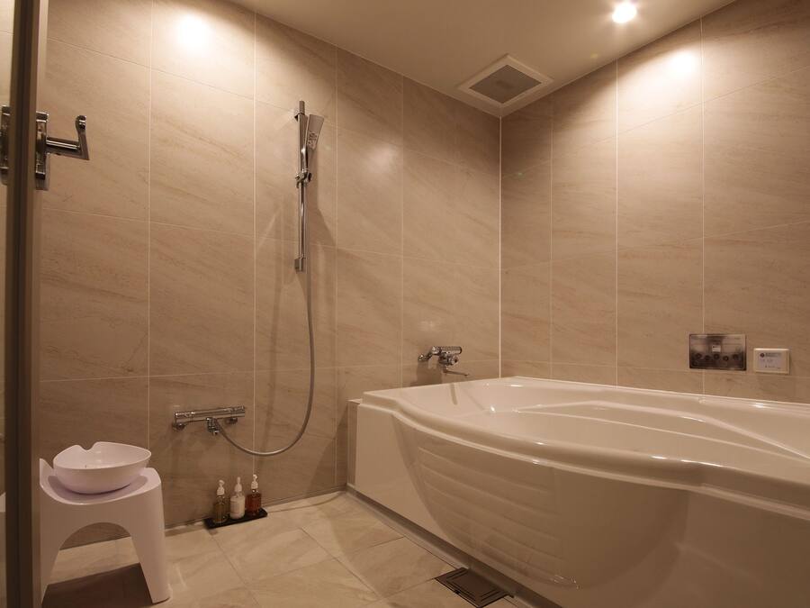 Ein modernes Badezimmer mit Badewanne, Dusche und Toilette.
