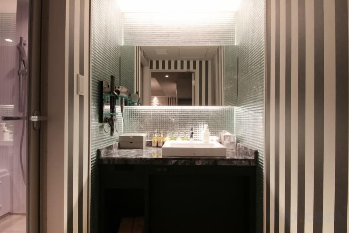 Baignoire et douche séparées, baignoire à remous