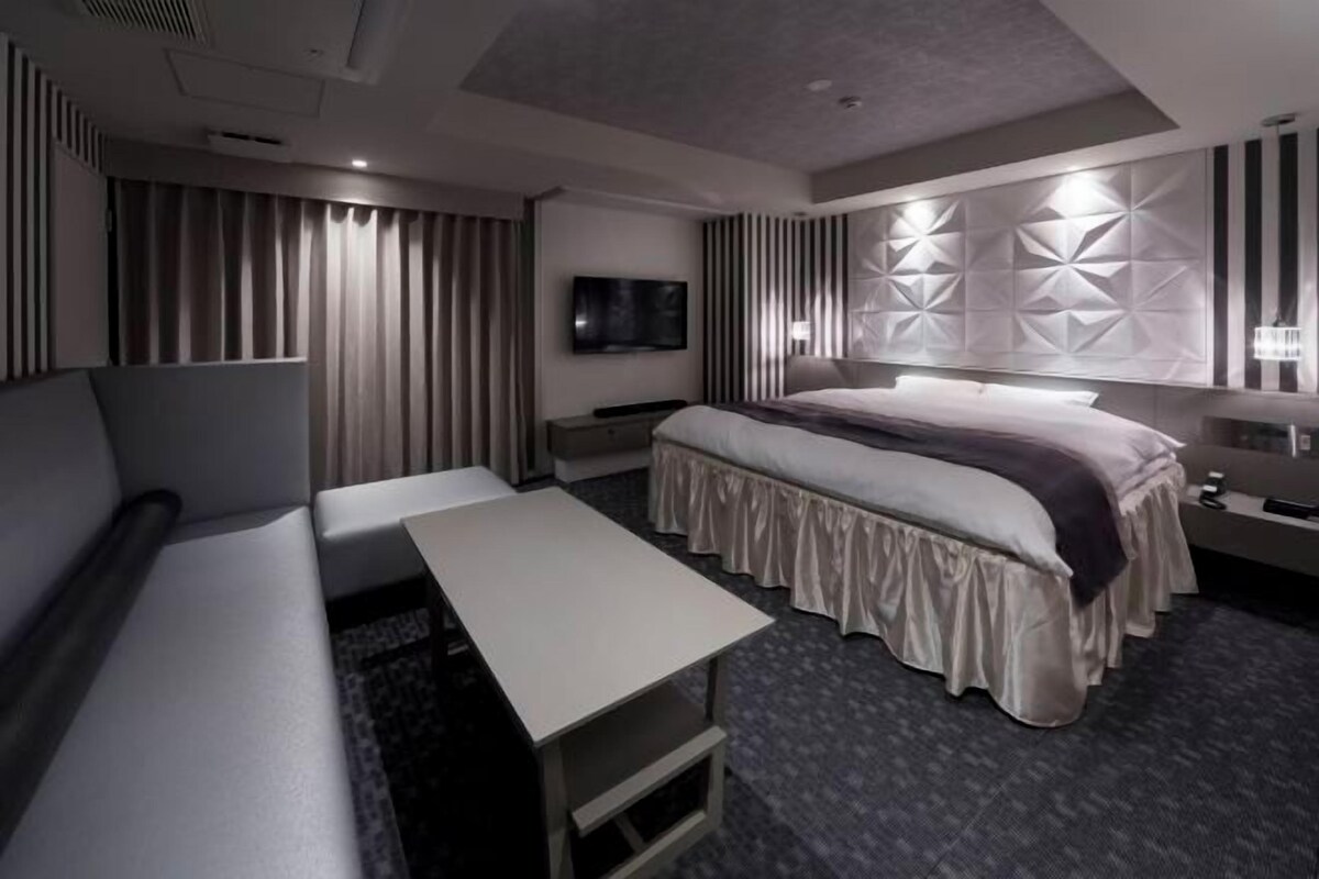 Down comforters, in-room safe, blackout drapes, soundproofing
