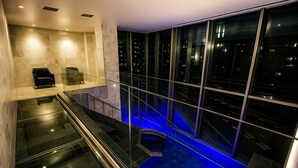 [禁煙] ラグジュアリープールスイート (温水プール) キングベッド 2 台 | プライベートプール
