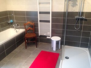 Bathroom shower - Chambres d'hôtes des Tourelles (Mazeres)