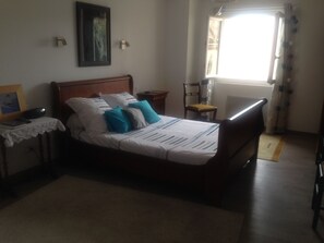 Double Room, Garden View | Individually decorated, individually furnished, desk, laptop workspace - Chambres d'hôtes des Tourelles (Mazeres)