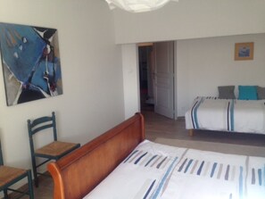 Tek Büyük Yataklı Oda, Bahçe Manzaralı | Ayrı ayrı dekore edilmiş, ayrı ayrı döşenmiş, masa