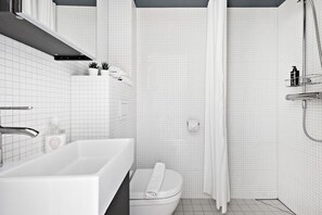 Regadera, amenidades de baño gratuitas, secadora de cabello