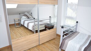 A modern bedroom with a bunk bed, a small bedside table, and a window with a view. - Ebersheim Luxus Plaza (Mainz)
