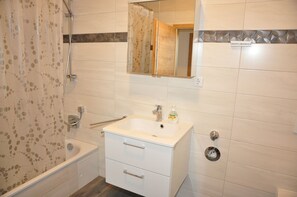 Apartment (4) | Bathroom | Hair dryer, towels - Ebersheim Luxus Plaza (Mainz)