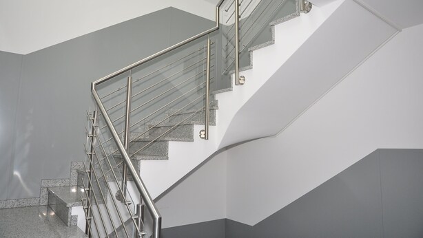 A modern staircase with glass railings and granite steps. - Ebersheim Luxus Plaza (Mainz)