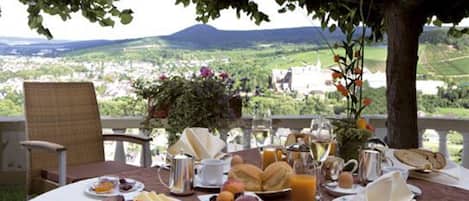 Free daily buffet breakfast