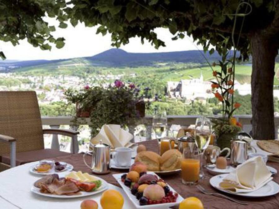 Café da manhã com buffet grátis todos os dias