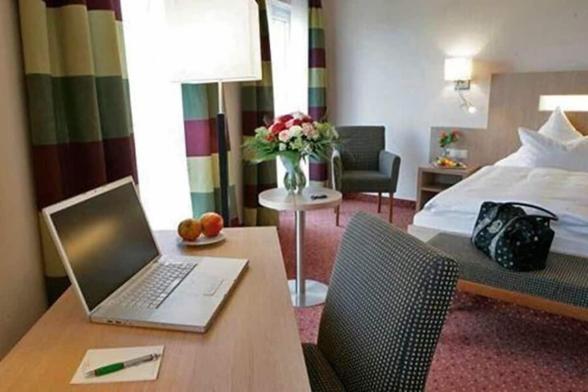 มินิบาร์, ตู้นิรภัยในห้องพัก, โต๊ะทำงาน, Wi-Fi ฟรี
