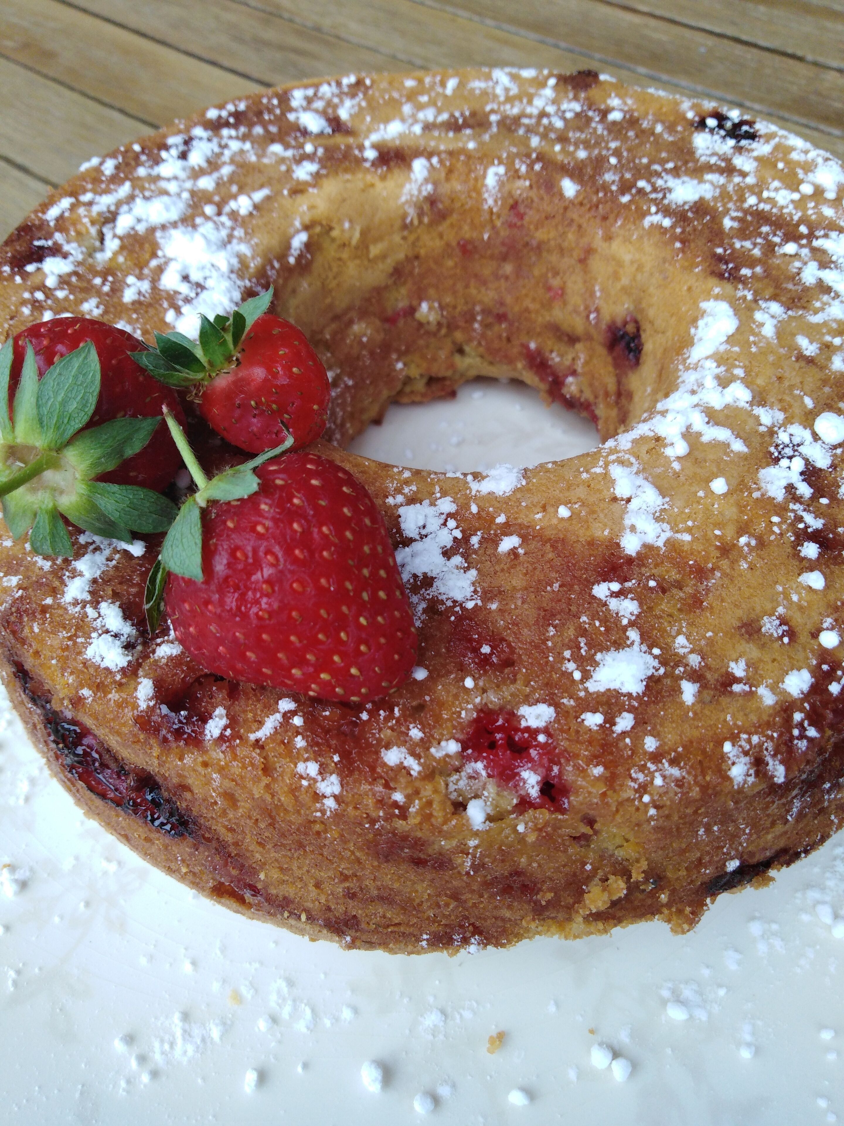Ein Kuchen mit Erdbeeren und Puderzucker.