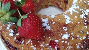 Ein Kuchen mit Erdbeeren und Puderzucker.