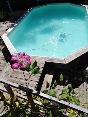 Piscina externa sazonal, funciona das 17h30 às 20h, espreguiçadeiras