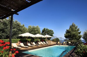 Una piscina al aire libre de temporada