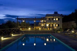 Fachada de la propiedad por la tarde o noche