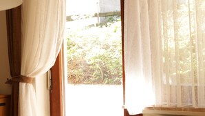 A room with a bed, a radiator, and a window with curtains. - Hotel-Ristorante Ätna (Ulrichstein)