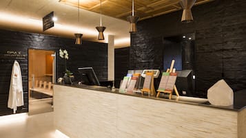 Sauna, Whirlpool, Dampfbad, Tiefengewebe-Massagen, Körperpeelings