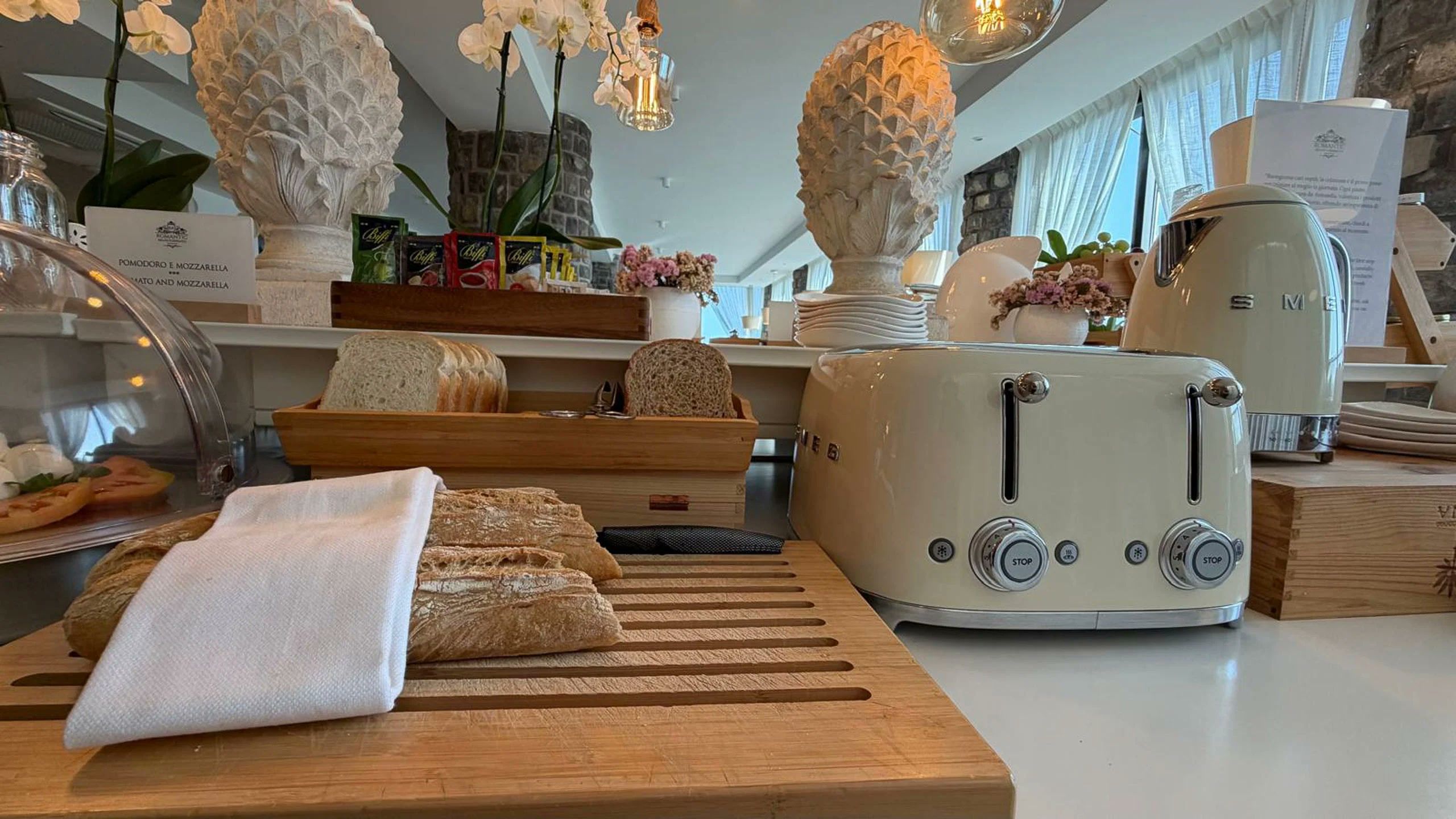Eine Küche mit einem Vintage-Toaster, einem Schneidebrett mit Brot und verschiedenen Küchenutensilien.