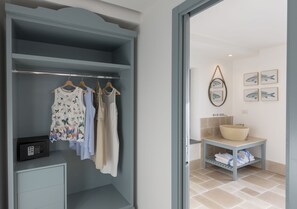 Daunenbettdecken, Zimmersafe, Schreibtisch, Verdunkelungsvorhänge