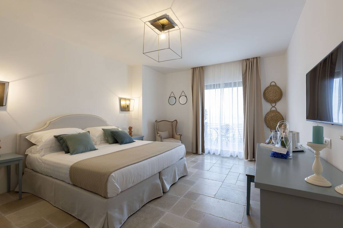 Habitación Deluxe con 1 cama doble o 2 individuales, vistas al mar | Edredones de plumas, caja fuerte, escritorio y cortinas opacas