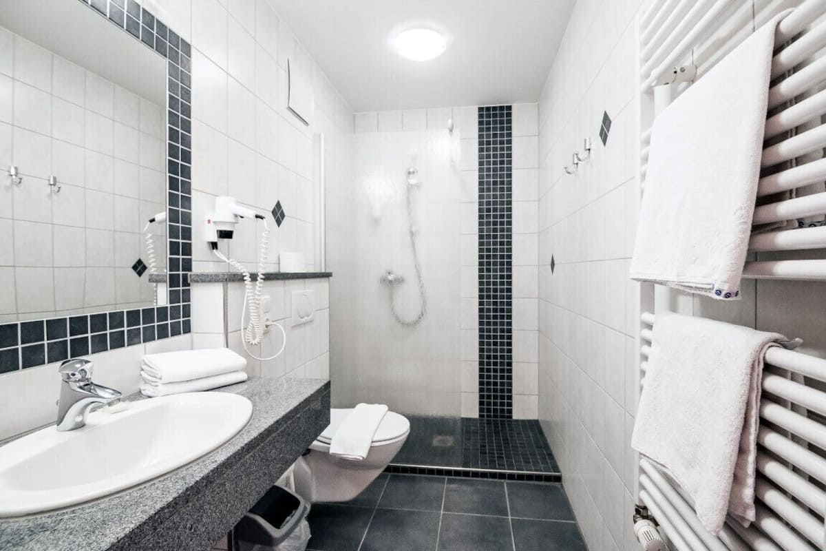 shower, hair dryer, towels, shampoo