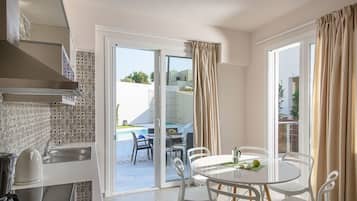 Villa, 2 Schlafzimmer | Essbereich im Zimmer