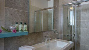 Villa, 2 Schlafzimmer | Badezimmer | Kostenlose Toilettenartikel, Haartrockner, Bademäntel, Hausschuhe