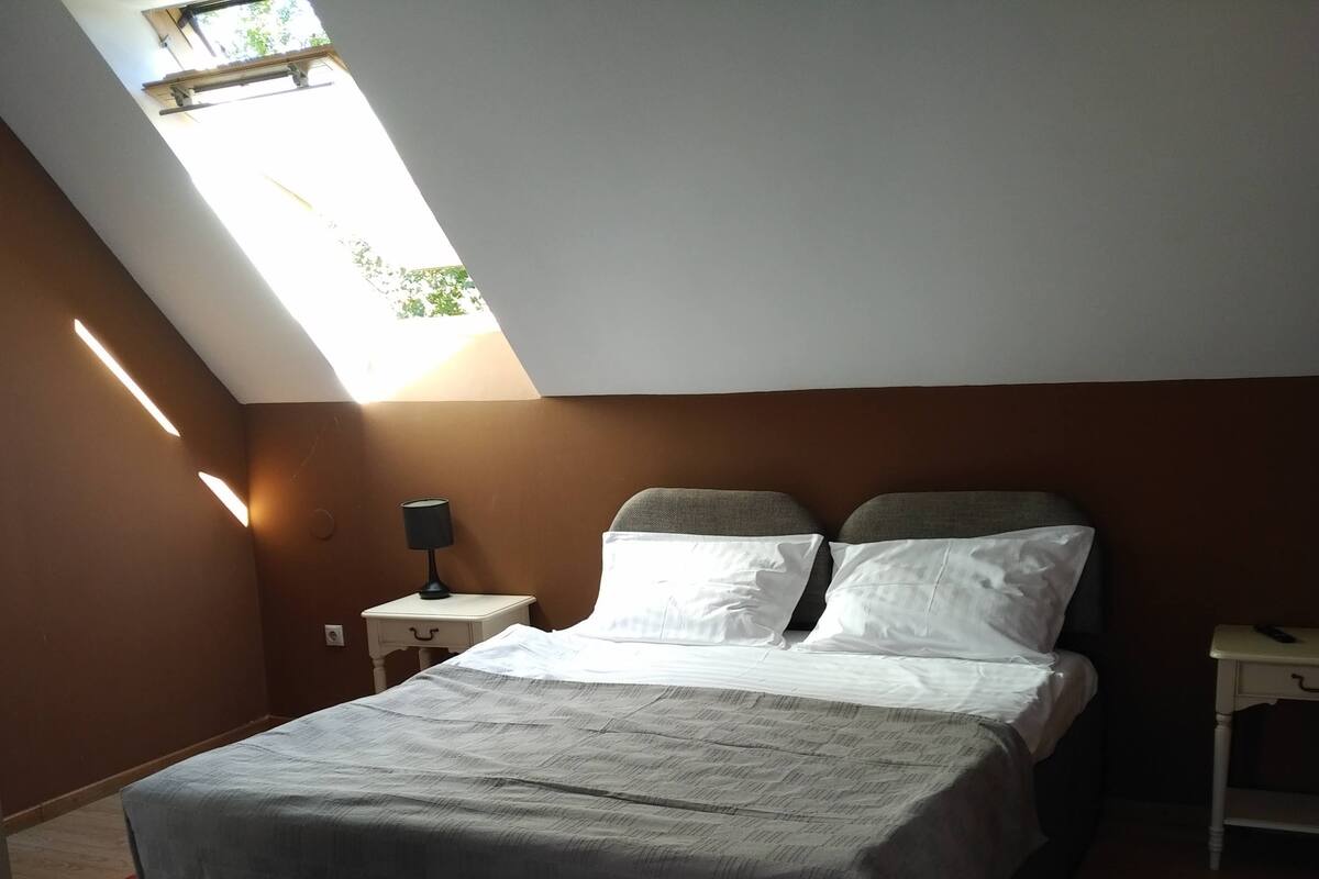 Berços (sobretaxa), Wi-Fi de cortesia, roupa de cama