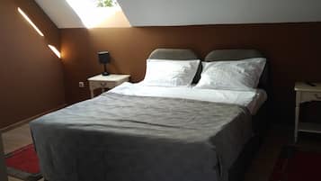 Cribs/infant beds, free WiFi, bed sheets