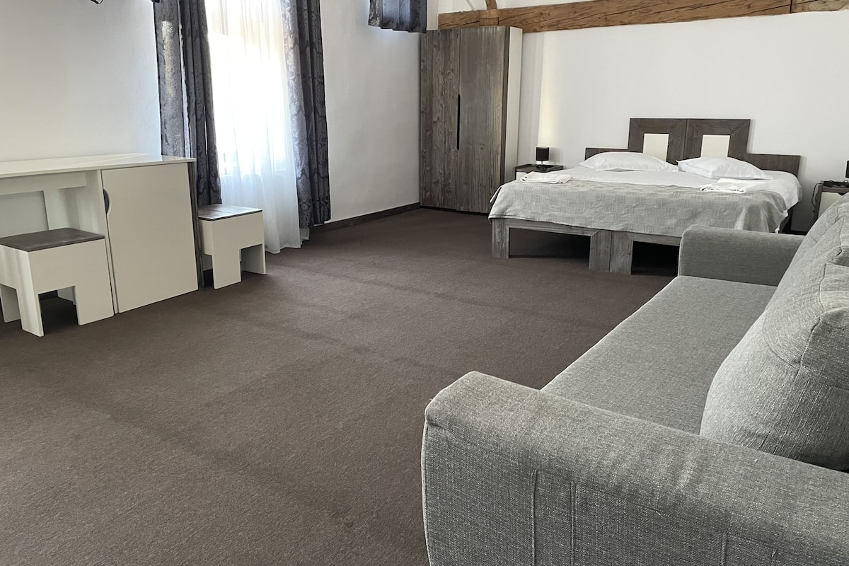 Suíte família, 1 cama King e sofá-cama, para não fumantes, vista para o jardim | Berços (sobretaxa), Wi-Fi de cortesia, roupa de cama