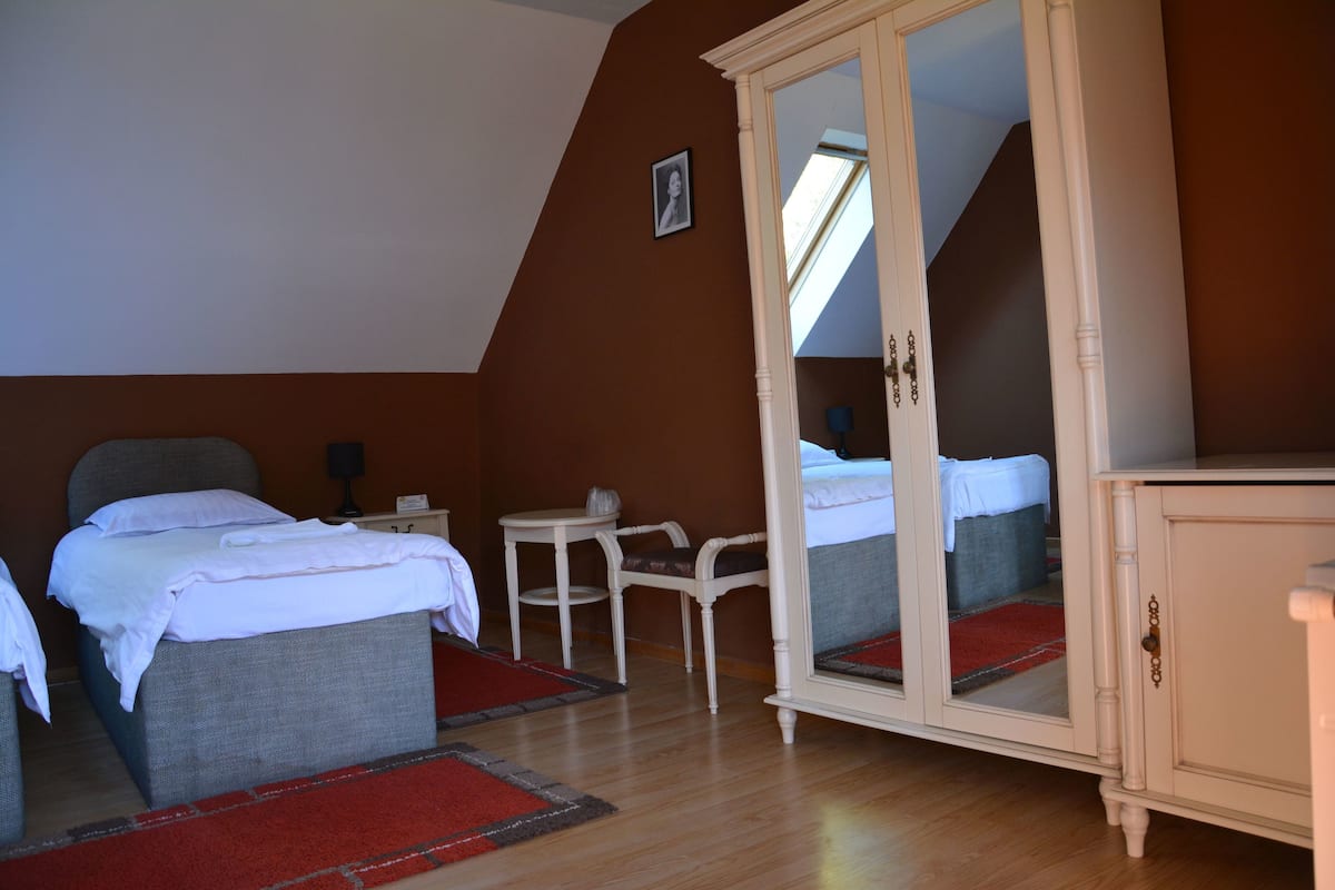 Berços (sobretaxa), Wi-Fi de cortesia, roupa de cama